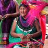 बोलिवियाई चाको के टेंटागुआसु समुदाय की एक स्वदेशी गुआरानी महिला ताड़ के पत्तों से बुनाई करती है.