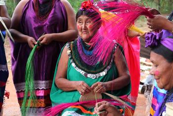 Une femme indigène guarani de la communauté Tentaguasu du Chaco bolivien tissant avec des feuilles de palmier, décembre 2021.