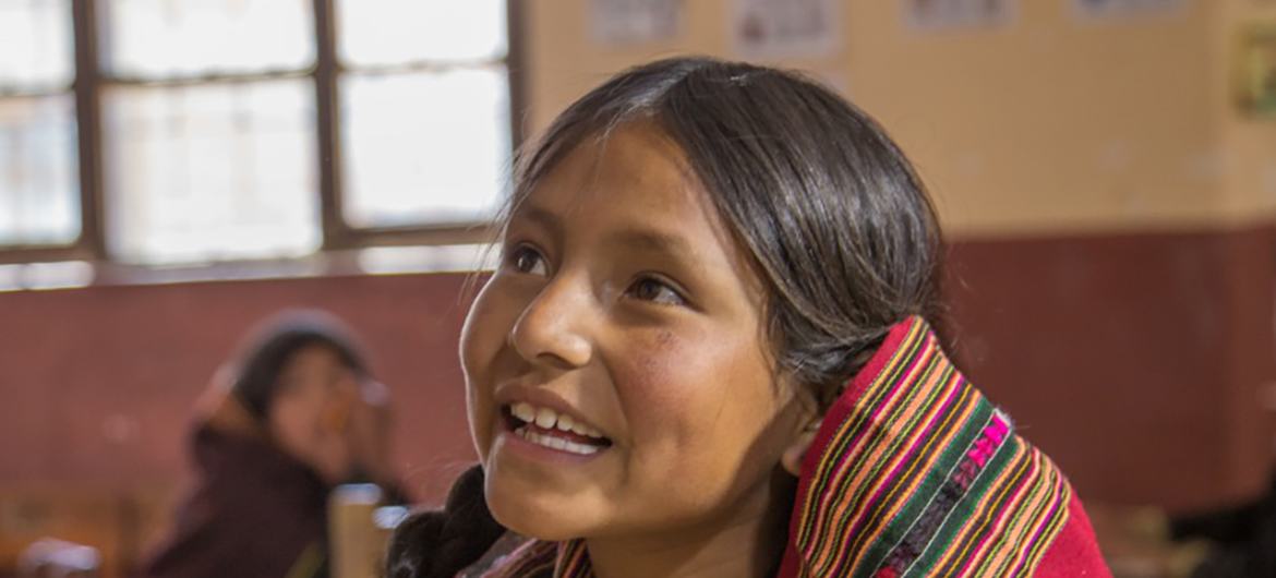 Una niña indígena sonriente en clase, en Tarabuco-Chuquisaca, que participa del Proyecto de alimentación escolar del Programa Mundial de Alimentos para clases en la escuela de Pisili, noviembre de 2016.