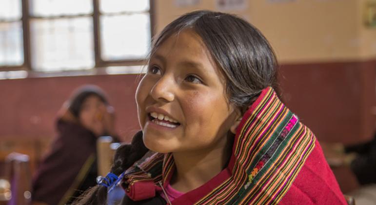 Una niña indígena sonriente en clase, en Tarabuco-Chuquisaca, que participa del Proyecto de alimentación escolar del Programa Mundial de Alimentos para clases en la escuela de Pisili, noviembre de 2016.