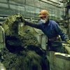 Un mineur au travail sur un site d'extraction de minerais à Mourmansk, en Russie.