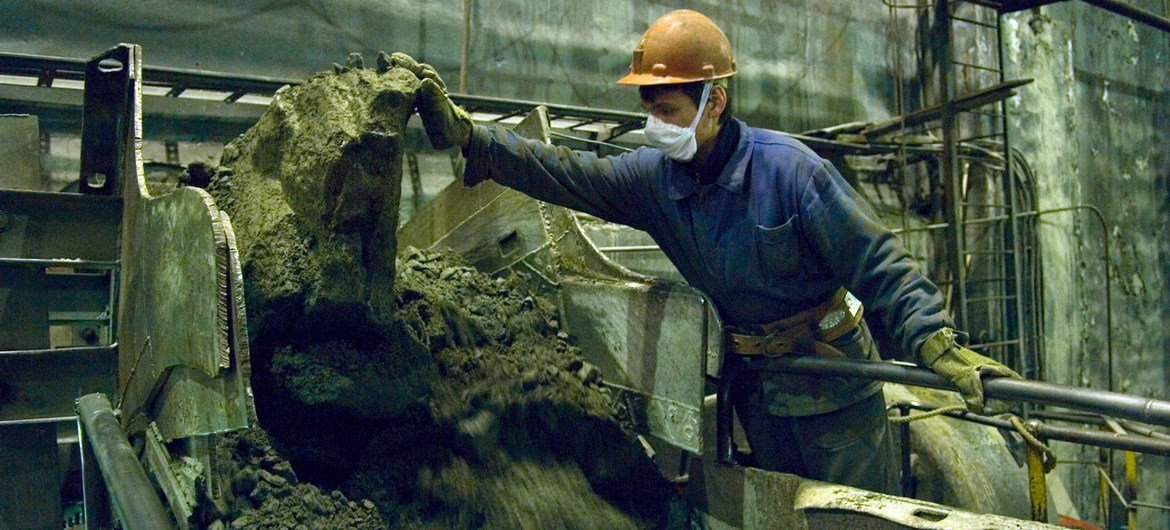 रूस के मुरमन्स्क में एक खनिज श्रमिक. 