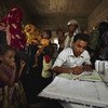 一名医务工作者在也门的一个村庄登记病人。