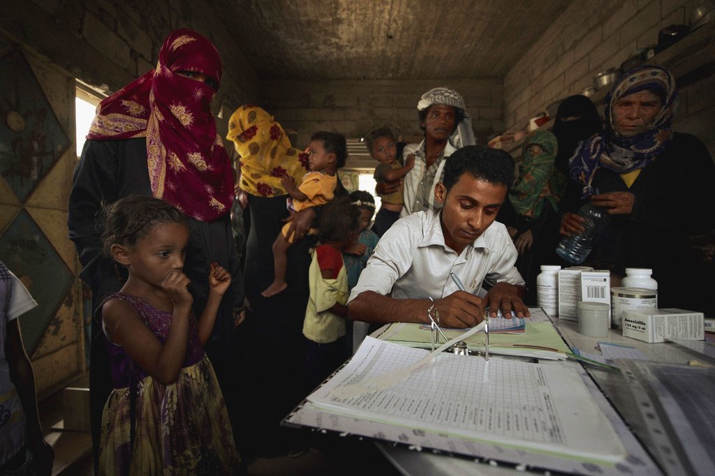 一名医务工作者在也门的一个村庄登记病人。
