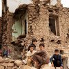 也门萨那老城内，孩子们坐在被空袭损坏的房子前。(档案照片)