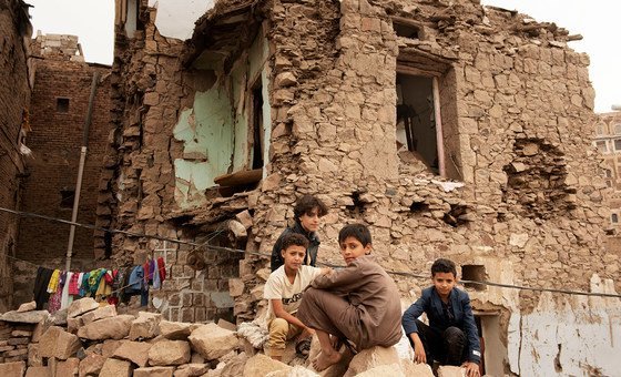 Des enfants sont assis devant une maison endommagée par une frappe aérienne, dans la vieille ville de Sanaa, au Yémen.  (déposer)