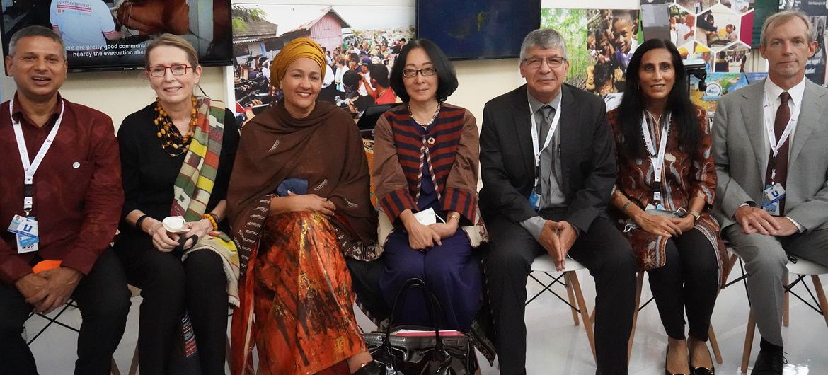 نائبة الأمين العام للأمم المتحدة أمينة محمد (الثالثة من اليسار) تزور جناح الأمم المتحدة في إندونيسيا في أول قمة عالمية للكوارث تعقد في فترة ما بعدالجائحة في بالي.