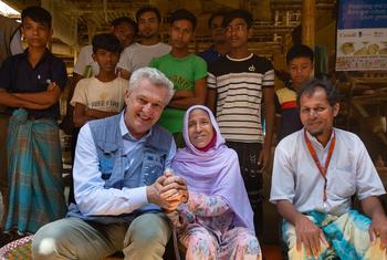 在孟加拉国考克斯巴扎尔区库图帕隆难民营的罗兴亚文化记忆中心，联合国难民事务高级专员格兰迪与罗兴亚难民在一起。