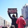 在华盛顿特区进行的“为了我们的生命游行”集会上，女孩们们在抗议。