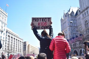 वाशिंगटन डीसी में कुछ लड़कियाँ, जीवन के अधिकार के लिये एक मार्च में शिरकत करते हुए.