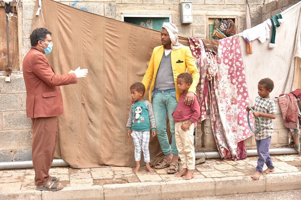 在也门的萨那，志愿者们教授居住在定居点的人们有关社会距离和其他针对2019冠状病毒病的预防措施。