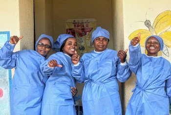 护士们庆祝刚果民主共和国东部埃博拉疫情的结束，在那里，200多名工作人员不知疲倦地工作，保护儿童免受疾病的侵害。