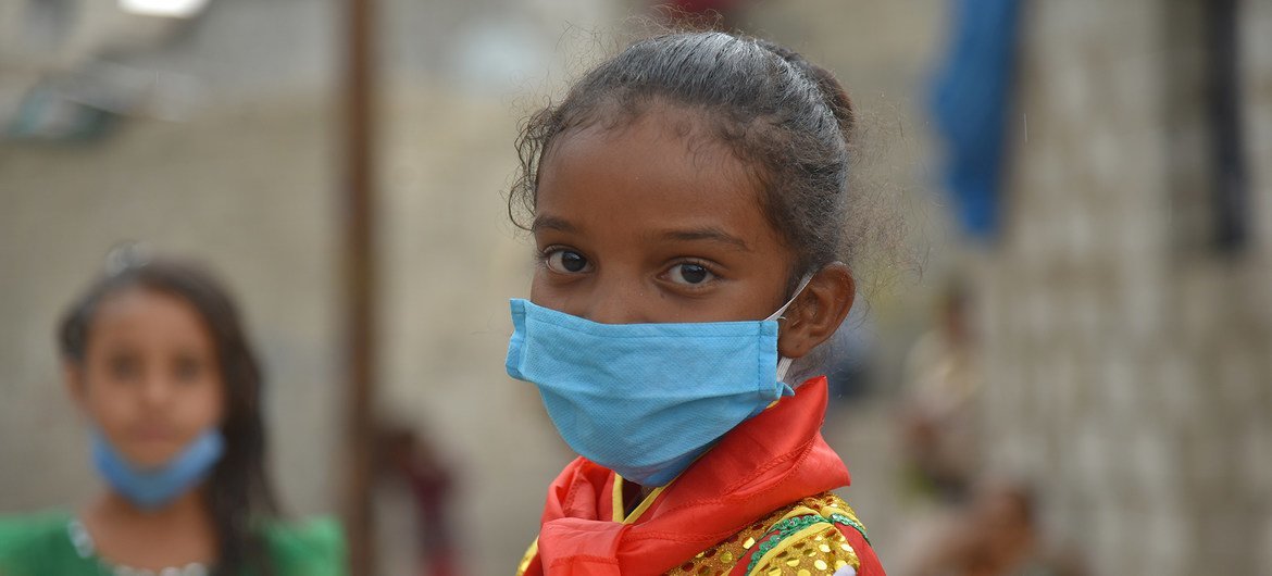 Jabra a sept ans, elle vit à Sana, au Yémen. Elle apprend la bonne façon de se laver les mains et comment prévenir la propagation du coronavirus.
