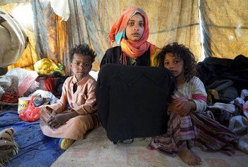 صبية في 15 من عمرها ترعى شقيقيها في خيمة للنازحين داخليا في اليمن، حيث يعيشون مع خمسة أشقاء آخرين.