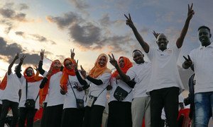 在苏丹西部北达尔富尔州的法希尔，年轻人聚集在一起庆祝国际青年日。