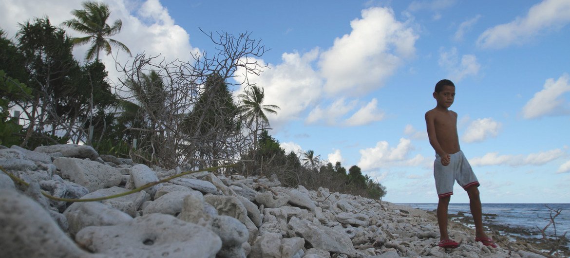 أرخبيل توفالو في جنوب المحيط الهادئ شديد التأثر بارتفاع مستوى سطح البحر الناجم عن تغير المناخ.