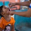 فتاة صغيرة تتلقى تطعيما ضد شلل الأطفال في جمهورية لاو الديمقراطية الشعبية.
