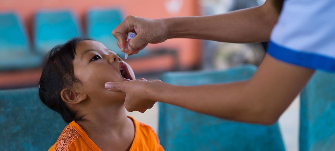 Une fillette est vaccinée contre la polio dans la province de Vientiane, au Laos.
