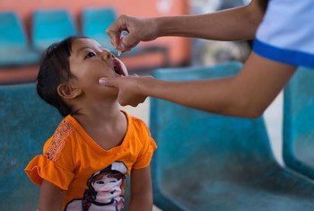 فتاة صغيرة تتلقى تطعيما ضد شلل الأطفال في جمهورية لاو الديمقراطية الشعبية.