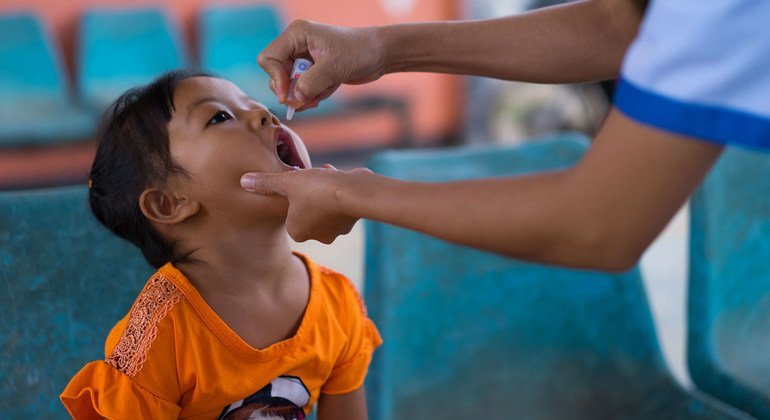 Une fillette est vaccinée contre la polio dans la province de Vientiane, au Laos.