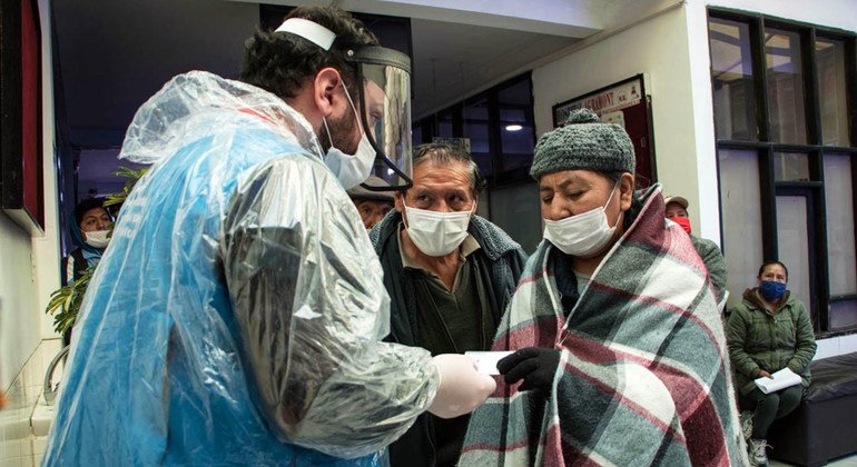 During the COVID-19 pandemic, the World Food Programme (WFP), is distributing electronic cash cards to 1,500 families in El Alto and La Paz, Bolivia.