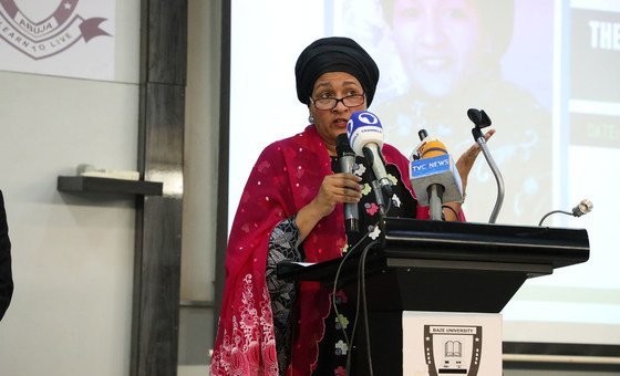 نائبة الأمين العام للأمم المتحدة أمينة محمد تلقي محاضرة في كلية الحقوق بجامعة بايز أبوجا في نيجيريا