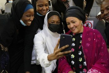 نائبة الأمين العام للأمم المتحدة أمينة محمد تتفاعل مع فتيات في جامعة بايز أبوجا في نيجيريا.