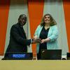 رئيس المجلس الاقتصادي والاجتماعي للأمم المتحدة المنتهية ولايته كولين كيلابيل يصافح الرئيسة الجديدة السفيرة لاشيزارا ستويفا 
