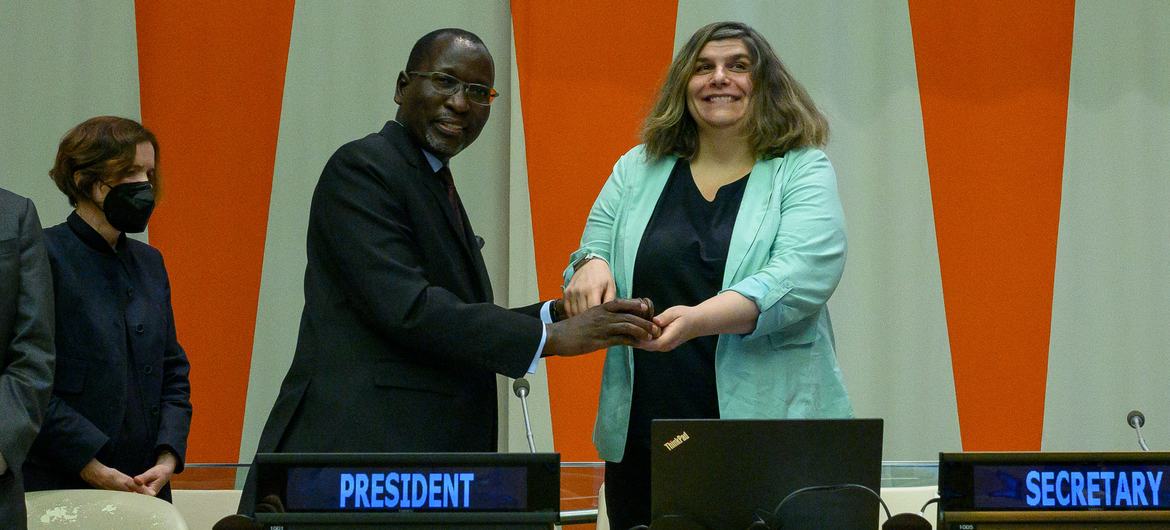 رئيس المجلس الاقتصادي والاجتماعي للأمم المتحدة المنتهية ولايته كولين كيلابيل يصافح الرئيسة الجديدة السفيرة لاشيزارا ستويفا 