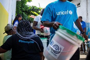 联合国儿基会在海地首都太子港太阳城向弱势群体分发援助物品。