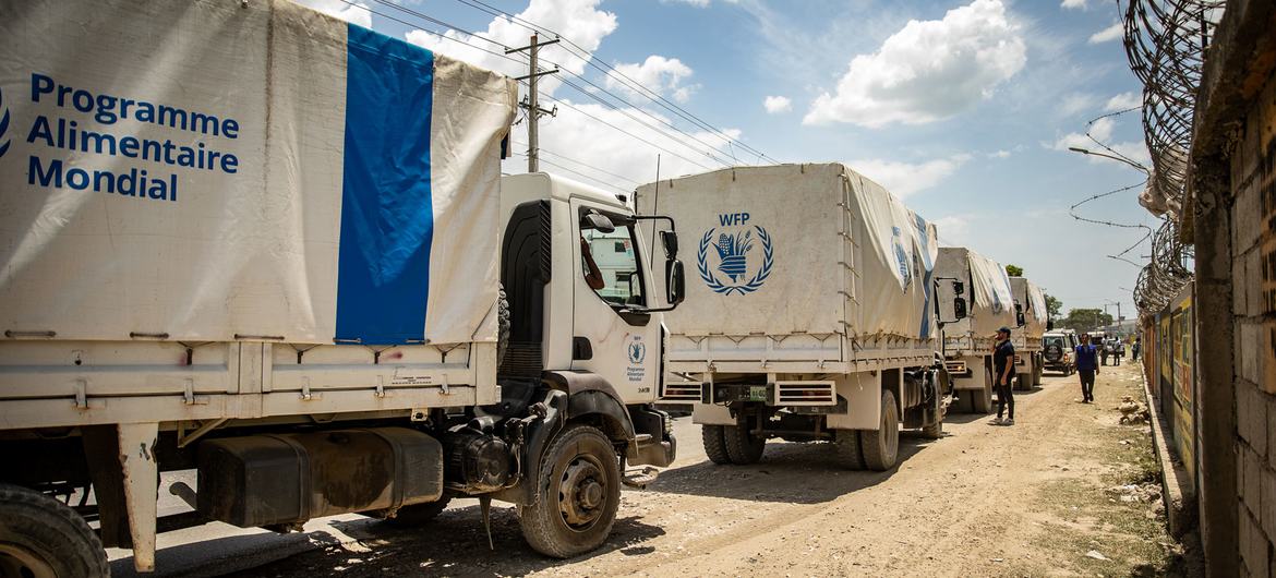 Truk-truk IOM menuju Cité Soleil di Haiti, dengan barang-barang bantuan untuk masyarakat yang rentan.
