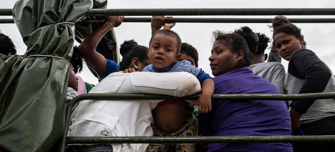 निकारागुआ में एक तूफ़ान आने से पहले, एक परिवार को बचाकर सुरक्षित स्थान पर ले जाते हुए.
