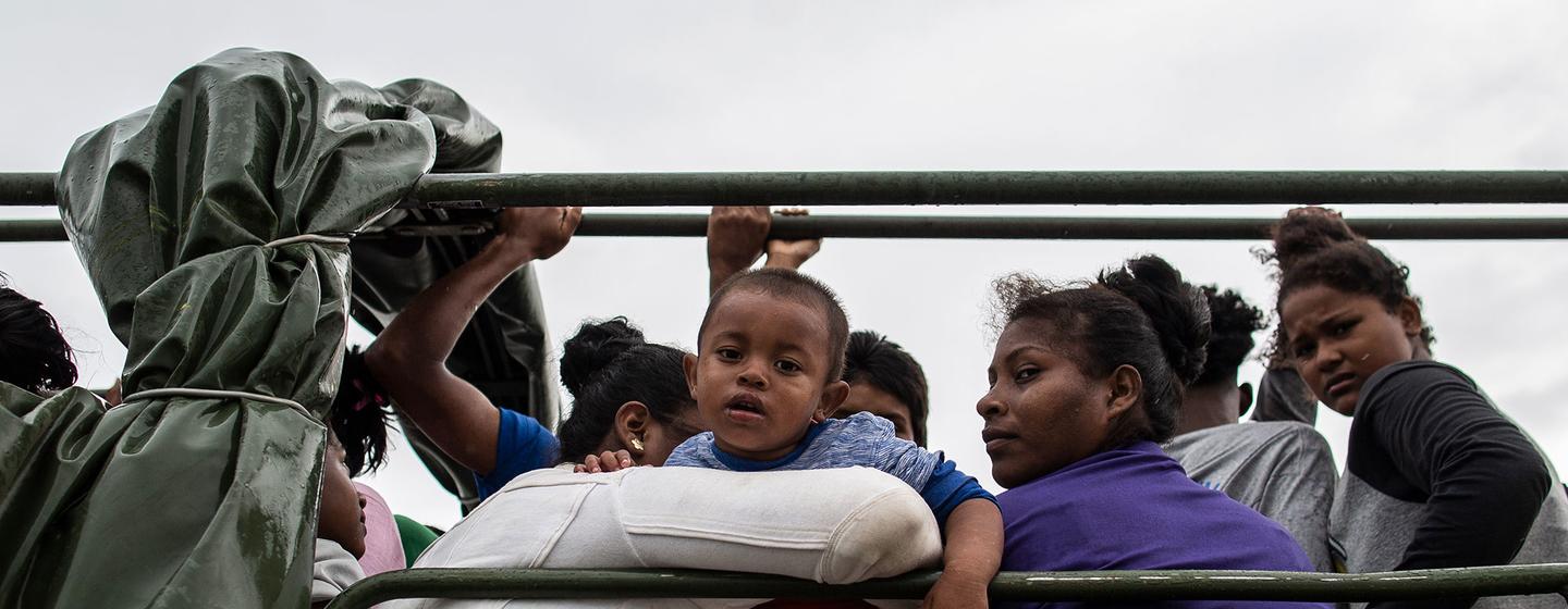Une famille arrive à Bilwi au Nicaragua après avoir été évacuée avant l'arrivée de l'ouragan Iota. 
