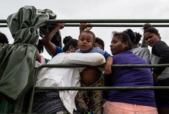 Une famille arrive à Bilwi au Nicaragua après avoir été évacuée avant l'arrivée de l'ouragan Iota. 