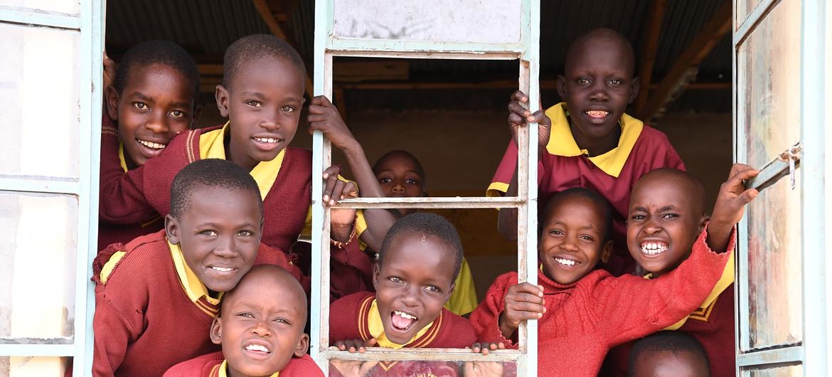 肯尼亚卡加多县马赛社区一所学校里快乐的学生。