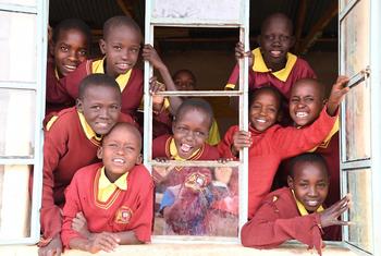 طلاب سعداء في مدرسة في مجتمع الماساي في مقاطعة كاجيادو في كينيا.