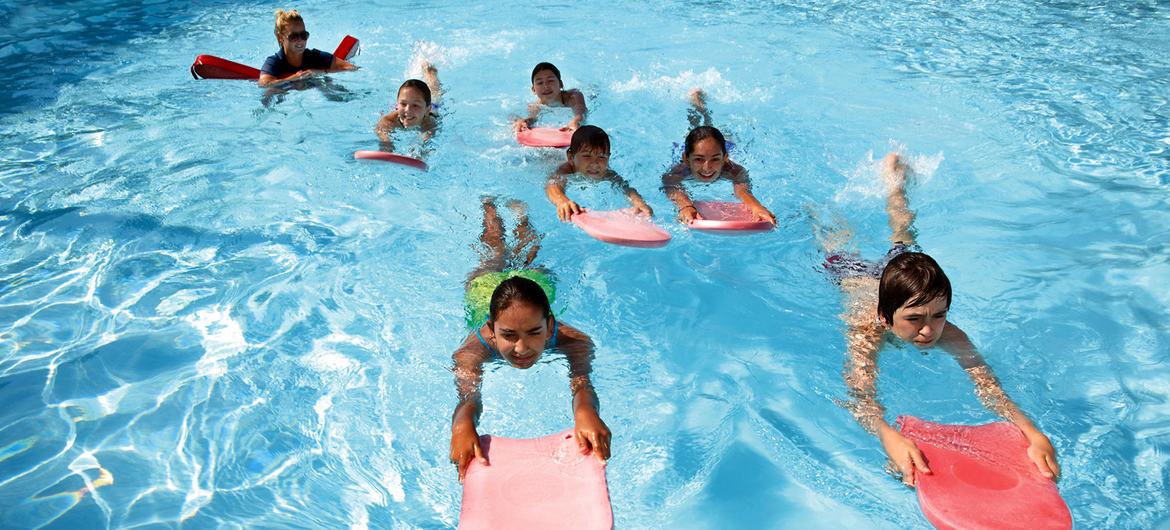 Formal swimming lessons can reduce the risk of drowning.