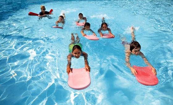 Las clases formales de natación pueden reducir el riesgo de ahogamiento.
