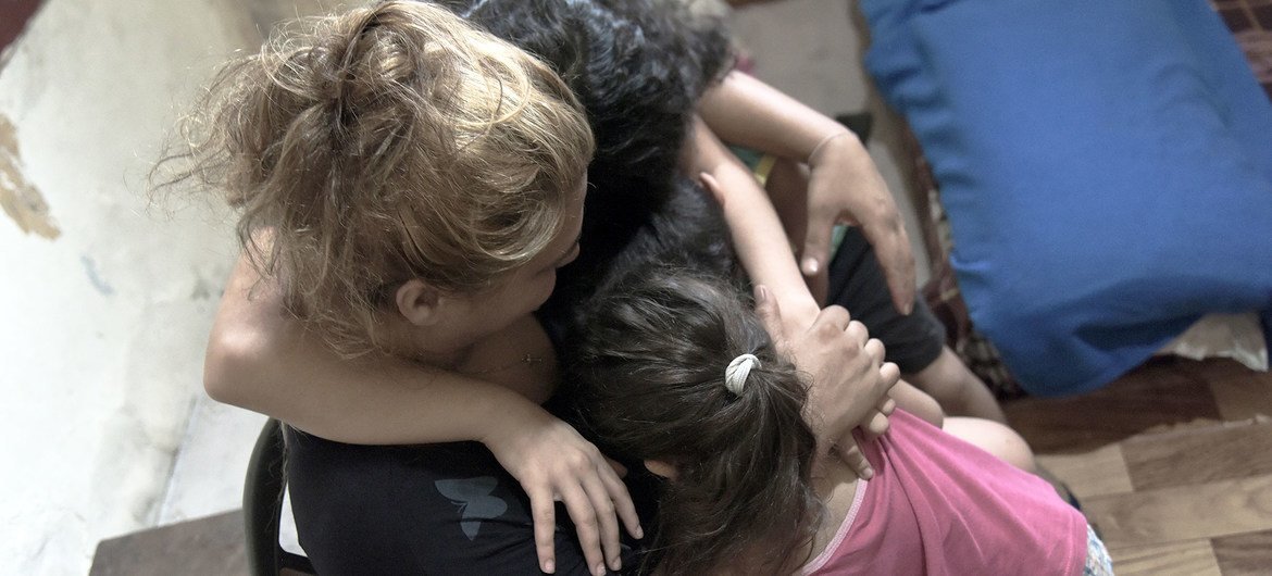 تقدم اليونيسف، بالتعاون مع الشريك المحلي حماية، المساعدة النفسية لفاتن، أم لثلاثة أطفال، عقب التفجير الذي وقع في 4 آب/أغسطس.