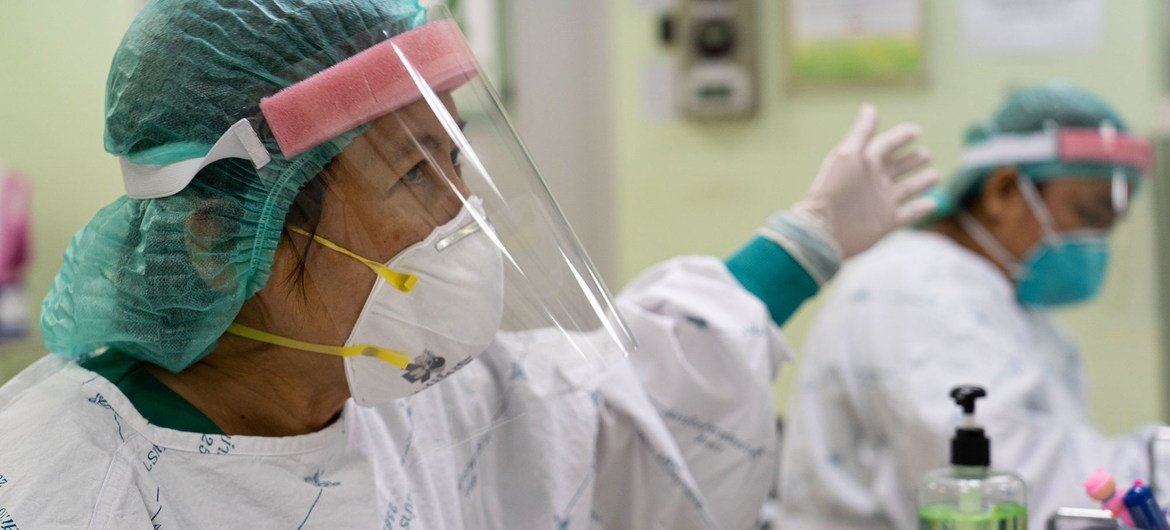 عاملون في الخطوط الأمامية يرتدون ملابس واقية في أحد المستشفيات في تايلند.