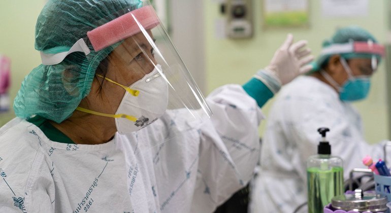 泰国一家医院的应对新冠一线工作人员穿着个人防护装备。