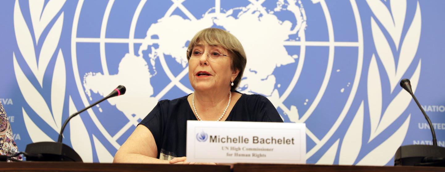المفوضة السامية للأمم المتحدة لحقوق الإنسان، ميشيل باشيلت في مؤتمر صحفي في جنيف.