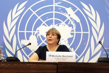 La Haut-Commissaire des Nations Unies aux droits de l’homme, Michelle Bachelet, informe les médias lors d’une conférence de presse à Genève.