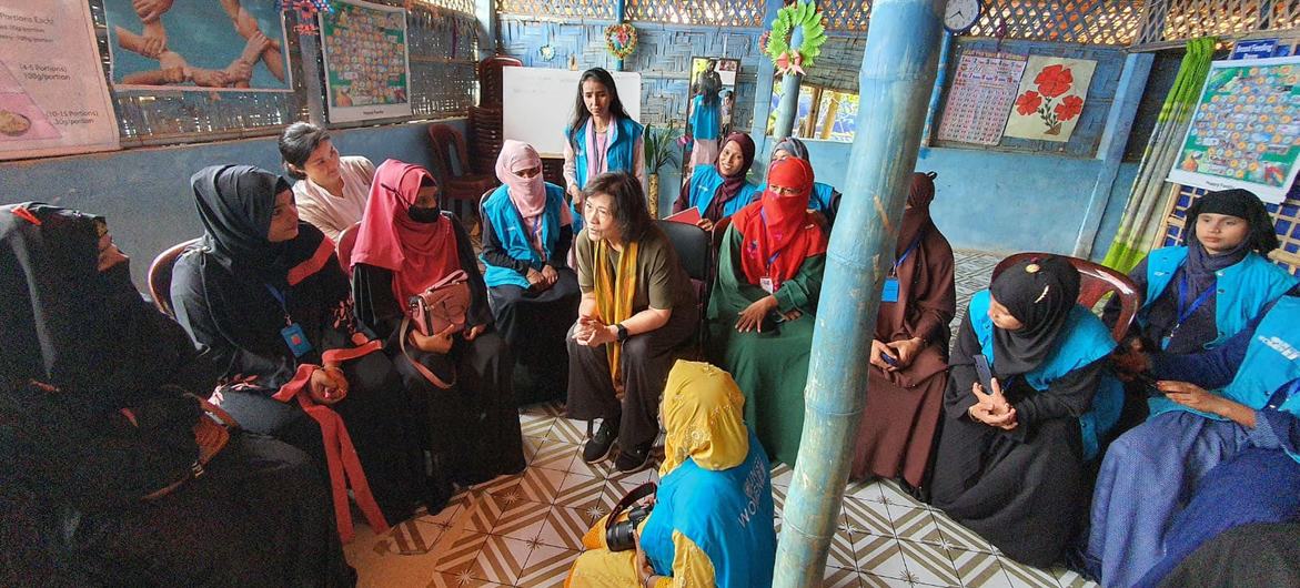 Noeleen Heyzer, Enviada Especial del Secretario General de la ONU para Myanmar, visita un centro polivalente para mujeres en un campo de refugiados de Bangladesh