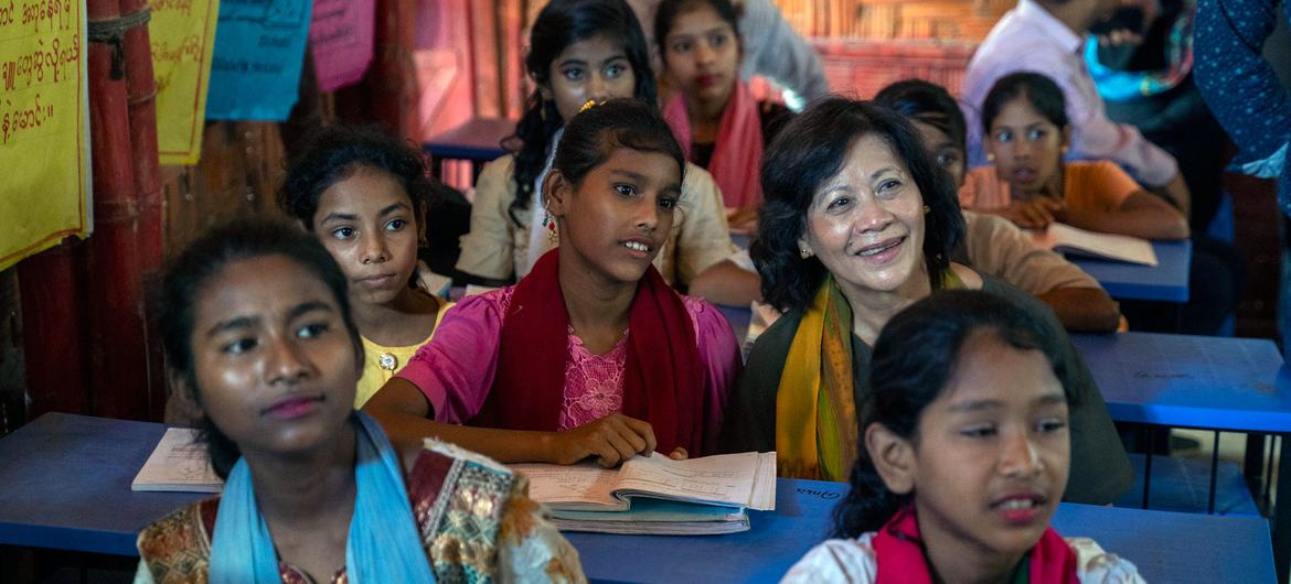 Noeleen Heyzer, Enviada Especial del Secretario General de la ONU para Myanmar, visita un centro de aprendizaje en un campo de refugiados de Bangladesh.