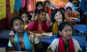 म्याँमार के लिये, यूएन प्रमुख की विशेष दूत नोएलीन हेयज़ेर, बांग्लादेश के एक शरणार्थी शिविर में, एक शिक्षा केन्द्र का दौरा करते हुए.