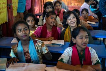 نولين هايزر ، المبعوثة الخاصة للأمين العام للأمم المتحدة إلى ميانمار، تزور مركزًا تعليميًا في مخيم للاجئين في بنغلاديش.