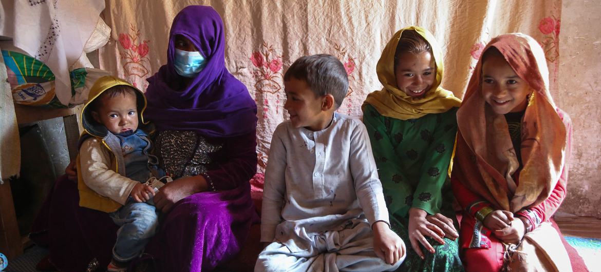 Sebuah keluarga duduk di dalam rumah mereka, di sebuah pemukiman informal bagi para pengungsi internal di Kabul, Afghanistan.
