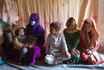 在阿富汗喀布尔，一家人席地而坐，他们的家就在这个为境内流离失所者提供的非正式安置点内。