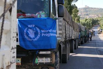 Comboio de caminhões do PMA entregando alimentos e suprimentos nutricionais em Tigray, Etiópia